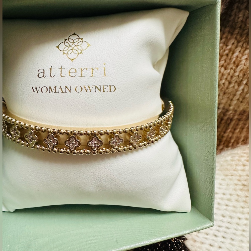 Atterri Women’s Gold Luxurious Clover Gold Bangle NIB